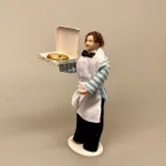 Dukke Mand - Antonio i stribet skjorte og forklæde, dukkehusdukke, dukkemand, mand, 1:12, kok, restaurant, tjener, pizza, pizzamand, italiener, spanier, spansk, dukkehustilbehør, til dukkehus, tilbehør, miniature, biti, ribe, dukkehusting,