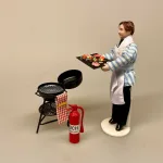 Dukke Mand - Antonio i stribet skjorte og forklæde, dukkehusdukke, dukkemand, mand, 1:12, kok, restaurant, tjener, pizza, pizzamand, italiener, spanier, spansk, dukkehustilbehør, til dukkehus, tilbehør, miniature, biti, ribe, dukkehusting,