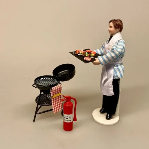 Dukke Mand - Antonio i stribet skjorte og forklæde, dukkehusdukke, dukkemand, mand, 1:12, kok, restaurant, tjener, pizza, pizzamand, italiener, spanier, spansk, dukkehustilbehør, til dukkehus, tilbehør, miniature, biti, ribe, dukkehusting,