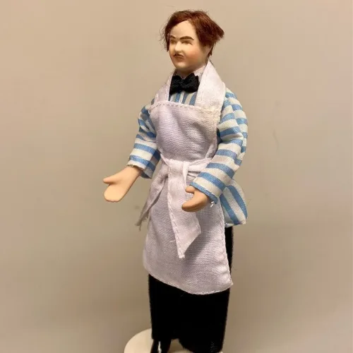 Dukke Mand - Antonio i stribet skjorte og forklæde, dukkehusdukke, dukkemand, mand, 1:12, kok, restaurant, tjener, pizza, pizzamand, italiener, spanier, spansk, dukkehustilbehør, til dukkehus, tilbehør, miniature, biti, ribe, dukkehusting,