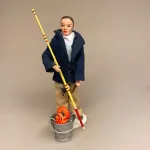 Dukke Mand - Frederik i marineblå jakke, dukkehus, dukke, tilbehør, mandedukke, dukkemand, dukkefar, far, miniature, 1:12, biti, ribe, sangskjuler, symbolsk, efterløn, pension, gave, træder, af, fisker, lystfisker, ferie, otium, sjov