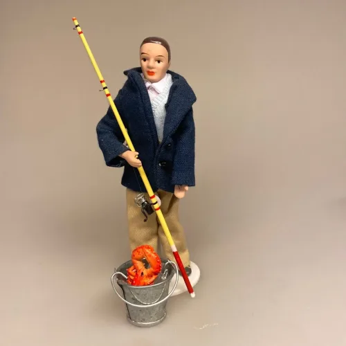 Dukke Mand - Frederik i marineblå jakke, dukkehus, dukke, tilbehør, mandedukke, dukkemand, dukkefar, far, miniature, 1:12, biti, ribe, sangskjuler, symbolsk, efterløn, pension, gave, træder, af, fisker, lystfisker, ferie, otium, sjov