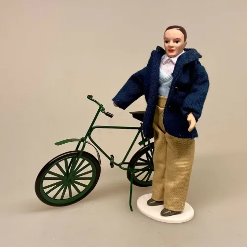 Dukke Mand - Frederik i marineblå jakke, dukkehus, dukke, tilbehør, mandedukke, dukkemand, dukkefar, far, miniature, 1:12, biti, ribe, otium, færdig, uddannet, phd, professor, læge, eksamen, eksamensgave, symbolsk, sangskjuler, sjov, farvel, pension, efterløn