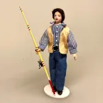 Dukke Mand - Jesper i stribet skjorte og vest, dukkehus, dukkehusdukke, dukkemand, far, dukkefar, dukkhustilbehør, ting til, tilbehør, miniature, 1:12, sangskjuler, gaveide, sjov, biti, ribe