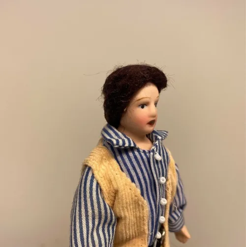 Dukke Mand - Jesper i stribet skjorte og vest, dukkehus, dukkehusdukke, dukkemand, far, dukkefar, dukkhustilbehør, ting til, tilbehør, miniature, 1:12, sangskjuler, gaveide, sjov, biti, ribe