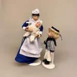 Dukke ældre stuepige, dukkehus dukke, dukkehusdukke, 1:12, miniature, sangskjuler, herskab, tjenestefolk, upstairs, downstairs, dukkestue, guvernante, barneplejerske,