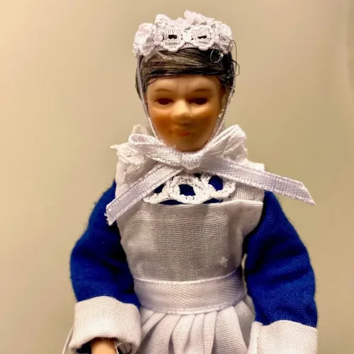 Dukke ældre stuepige, Dukke i blå kjole og forklæde, barneplejerske, barnepige, hushjælp, stuepige, køkkenhjælp, Baby hvid, Baby rosa, babydukke, dukkebaby, dukkehusdukke, dukkehusbaby, mini, miniatyre, miniature, lille, lyserød, rosa, pink, ting til dukkehuset, miniaturen, dollhouse, biti, ribe, vadehavet,