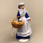 Dukke ældre stuepige, Dukke i blå kjole og forklæde, barneplejerske, barnepige, hushjælp, stuepige, køkkenhjælp, Baby hvid, Baby rosa, babydukke, dukkebaby, dukkehusdukke, dukkehusbaby, mini, miniatyre, miniature, lille, lyserød, rosa, pink, ting til dukkehuset, miniaturen, dollhouse, biti, ribe, vadehavet,