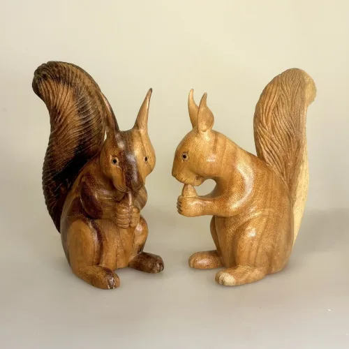 Egern Håndskåret af Træ - Stort, håndsnittet, EI-S-L, eichhörnchen, 1:1, naturlig størrelse, naturtro, smukt, flot, charmerende, kært, egernfigur, gave, gaveide, naturen, outdoor, vandre, dansk, fauna, danmark, skoven, egernfigur, skovens dyr, fauna, dansk, natur, vadehavet, biologi, biolog, zoo, bio, system, vandreture, havens, haveliv, dekorativ, boligindretning, kunst, kunsthåndværk, unika, håndlavede, træsnit, træskærer, biti, ribe