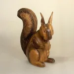 Egern Håndskåret af Træ - Stort, håndsnittet, EI-S-L, eichhörnchen, 1:1, naturlig størrelse, naturtro, smukt, flot, charmerende, kært, egernfigur, gave, gaveide, naturen, outdoor, vandre, dansk, fauna, danmark, skoven, egernfigur, skovens dyr, fauna, dansk, natur, vadehavet, biologi, biolog, zoo, bio, system, vandreture, havens, haveliv, dekorativ, boligindretning, kunst, kunsthåndværk, unika, håndlavede, træsnit, træskærer, biti, ribe