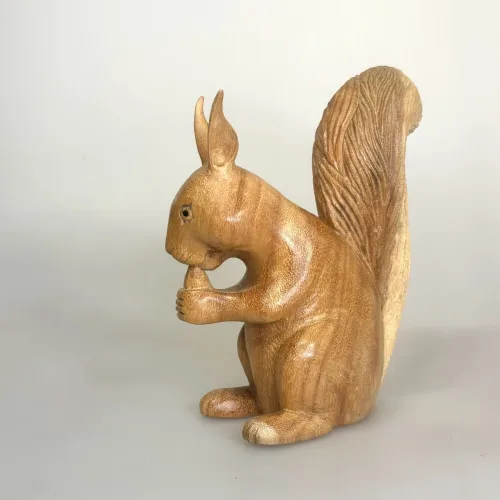 Egern Håndskåret af Træ - Stort, håndsnittet, EI-S-L, eichhörnchen, 1:1, naturlig størrelse, naturtro, smukt, flot, charmerende, kært, egernfigur, gave, gaveide, naturen, outdoor, vandre, dansk, fauna, danmark, skoven, egernfigur, skovens dyr, fauna, dansk, natur, vadehavet, biologi, biolog, zoo, bio, system, vandreture, havens, haveliv, dekorativ, boligindretning, kunst, kunsthåndværk, unika, håndlavede, træsnit, træskærer, biti, ribe