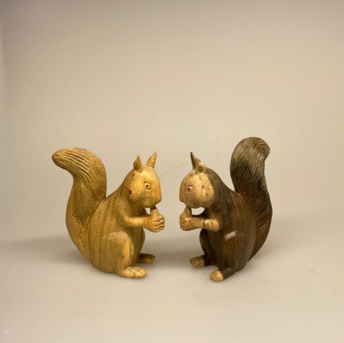 Egern håndskåret af træ - Mellem, egern, egernfigur, træegern, trædyr, træfigur, figurer, naturlig, skovens dyr, squirrel, naturen, flot, nordisk, kunsthåndværk, træskærearbejde, træsnit, udskåret, håndsnittet, håndlavet, biti, ribe, gaveide, lille, vaks, Egern - Håndskåret af Træ - Mellem