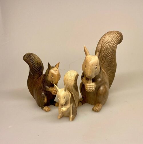 Egern - Håndskåret af træ - Mellem, Egern - Håndskåret af træ - Stort, egern, egernfigur, træegern, trædyr, træfigur, figurer, naturlig, skovens dyr, squirrel, naturen, flot, nordisk, kunsthåndværk, træskærearbejde, træsnit, udskåret, håndsnittet, håndlavet, biti, ribe, gaveide, lille, vaks
