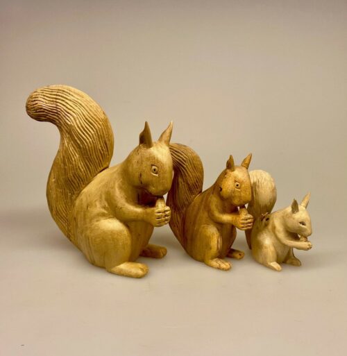 Egern - Håndskåret af træ - Stort, egern, egernfigur, træegern, trædyr, træfigur, figurer, naturlig, skovens dyr, squirrel, naturen, flot, nordisk, kunsthåndværk, træskærearbejde, træsnit, udskåret, håndsnittet, håndlavet, biti, ribe, gaveide, lille, vaks
