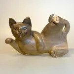 Kat - håndskåret træ - ligger på ryg XL Grå, suar, stor, kat, katte, naturlig, størrelse, naturtro, kattefigur, flot, lækker, kunst, gave, biti, ribe