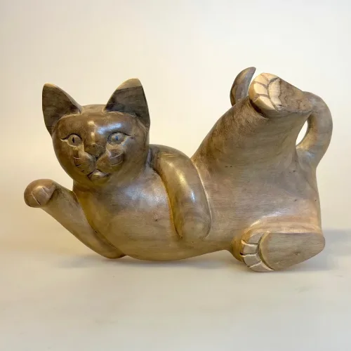 Kat - håndskåret træ - ligger på ryg XL Grå, suar, stor, kat, katte, naturlig, størrelse, naturtro, kattefigur, flot, lækker, kunst, gave, biti, ribe