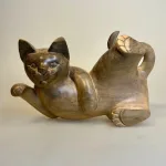 Kat - håndskåret træ - ligger på ryg XL Grå, suar, stor, kat, katte, naturlig, størrelse, naturtro, kattefigur, flot, lækker, kunst, gave, biti, ribe