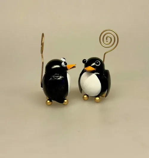 Metal Figur - Pingvin, Memo holder metal - Pingvin, pingviner, pingu, pinguin, pingvinfigur, metaldyr, metalfigur, gaveide, sydpolen, antarktis, kejserpingvin, lille, kær, nuttet, pengegave, penge i gave, ide, pæn, sjov, sangskjuler, konfirmation, rejsegavekort, fødselsdag, præsentabel, sjov gaveindpakning, studentergave, barnedåb, babyshower, dåbsgave, barselsgave, biti, ribe