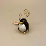 Metal Figur - Pingvin, Memo holder metal - Pingvin, pingviner, pingu, pinguin, pingvinfigur, metaldyr, metalfigur, gaveide, sydpolen, antarktis, kejserpingvin, lille, kær, nuttet, pengegave, penge i gave, ide, pæn, sjov, sangskjuler, konfirmation, rejsegavekort, fødselsdag, præsentabel, sjov gaveindpakning, studentergave, barnedåb, babyshower, dåbsgave, barselsgave, biti, ribe