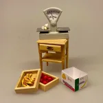 Miniature Banan kasse, Miniature Kasse med bananer, banana, banankasse, bananklase, modne bananer, frugt, frugtkasse, dukkehus, dukkehusting, dukker, dukkestørrelse, mini, miniature, miniaturer, samler, 1:12, skala, legemad, biti, ribe, køb bananer,