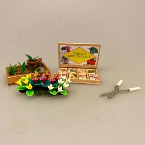Miniature Bed med sommerblomster, garden, gartner, have, havearbejde, havearkitekt, blomster, sommerblomster, gavekort, symbolsk, gaveide, sangskjuler, haveentusiast, uddannet, landskabsarkitekt, planteskole, biti, ribe, miniaturer, dukkehus, ting til, tilbehør, Miniature Kasse med frøposer grøntsager, hjemmedyrkede, grøntsager, havearbejde, frøposer, blomsterfrø, grøntsagsfrø, forspiring, udplantning, havearbejde, biti, ribe, miniaturer, tomater, drivhus, gavekort, gaveide, symbolsk, gave, sangskjuler