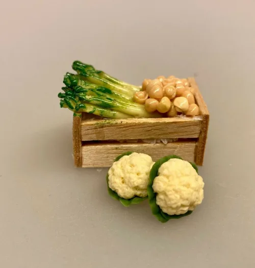 Miniature Blomkålshoved, blomkål, kål, kålhoved, blomkålshoved, grøntsager, køkkenhave, grønt, miniature, dukkehus, ting, tilbehør, nisser, sættekasse, symbolsk gave, gavekrot, færdiguddannet, gartner, grønne fingre, have, havearbejde, planteskole, biti, ribe, 1:12