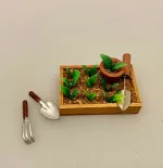 Miniature Haveredskaber - planteske og rive, Miniature Kasse med frøposer grøntsager, hjemmedyrkede, grøntsager, havearbejde, frøposer, blomsterfrø, grøntsagsfrø, forspiring, udplantning, havearbejde, biti, ribe, miniaturer, tomater, drivhus, gavekort, gaveide, symbolsk, gave, sangskjuler