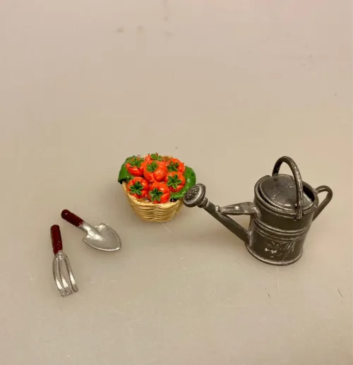 Miniature Haveredskaber - planteske og rive, Miniature Kasse med frøposer grøntsager, hjemmedyrkede, grøntsager, havearbejde, frøposer, blomsterfrø, grøntsagsfrø, forspiring, udplantning, havearbejde, biti, ribe, miniaturer, tomater, drivhus, gavekort, gaveide, symbolsk, gave, sangskjuler