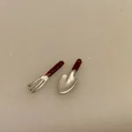 Miniature Haveredskaber - planteske og rive, Miniature Kasse med frøposer grøntsager, hjemmedyrkede, grøntsager, havearbejde, frøposer, blomsterfrø, grøntsagsfrø, forspiring, udplantning, havearbejde, biti, ribe, miniaturer, tomater, drivhus, gavekort, gaveide, symbolsk, gave, sangskjuler