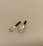 Miniature Haveredskaber - planteske og rive, Miniature Kasse med frøposer grøntsager, hjemmedyrkede, grøntsager, havearbejde, frøposer, blomsterfrø, grøntsagsfrø, forspiring, udplantning, havearbejde, biti, ribe, miniaturer, tomater, drivhus, gavekort, gaveide, symbolsk, gave, sangskjuler