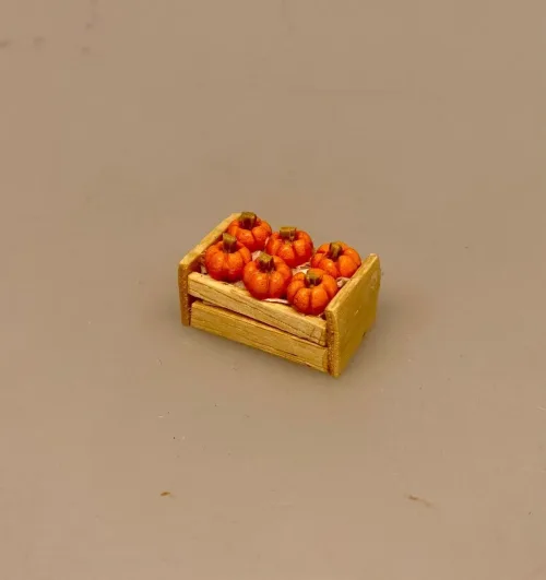 Miniature Kasse med Græskar, halloween, oktober, dukkehuset, efterårspynt, miniaturer, miniature, dukkestuen, grønt, grøntsager, legemad, grønthandel, sætterkasse, gavekort, pengegave, sangskjuler, biti, nissetilbehør,