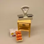 Miniature Kasse med Græskar, halloween, oktober, dukkehuset, efterårspynt, miniaturer, miniature, dukkestuen, grønt, grøntsager, legemad, grønthandel, sætterkasse, gavekort, pengegave, sangskjuler, biti, nissetilbehør,