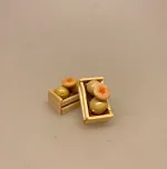 Miniature Kasse med Honningmeloner, galia, melon, frugt, frugtkasse, dukkehuset, købmandsbutik, legemad, miniature, mad, dukkehusmad, dukkehustilbehør, grønthandel, grønthandler, frugt, grønt, nisser, nissetilbehør, sætterkasse, gartner, drivhus, gave, gavekort, symbolsk, pengegave, sangskjuler, biti, ribe