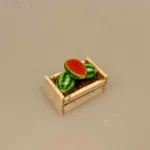 Miniature Kasse med Vandmeloner, Miniature Kasse med Honningmeloner, galia, melon, frugt, frugtkasse, dukkehuset, købmandsbutik, legemad, miniature, mad, dukkehusmad, dukkehustilbehør, grønthandel, grønthandler, frugt, grønt, nisser, nissetilbehør, sætterkasse, gartner, drivhus, gave, gavekort, symbolsk, pengegave, sangskjuler, biti, ribe