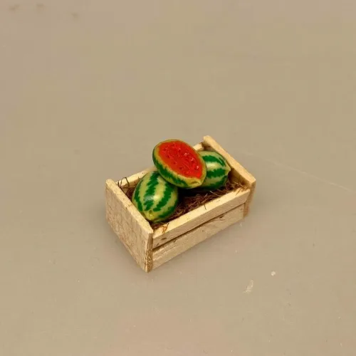 Miniature Kasse med Vandmeloner, Miniature Kasse med Honningmeloner, galia, melon, frugt, frugtkasse, dukkehuset, købmandsbutik, legemad, miniature, mad, dukkehusmad, dukkehustilbehør, grønthandel, grønthandler, frugt, grønt, nisser, nissetilbehør, sætterkasse, gartner, drivhus, gave, gavekort, symbolsk, pengegave, sangskjuler, biti, ribe