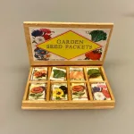 Miniature Kasse med frøposer grøntsager, hjemmedyrkede, grøntsager, havearbejde, frøposer, blomsterfrø, grøntsagsfrø, forspiring, udplantning, havearbejde, biti, ribe, miniaturer, tomater, drivhus, gavekort, gaveide, symbolsk, gave, sangskjuler