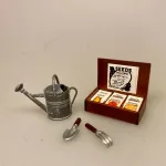 Miniature Haveredskaber - planteske og rive, Miniature Kasse med frøposer grøntsager, hjemmedyrkede, grøntsager, havearbejde, frøposer, blomsterfrø, grøntsagsfrø, forspiring, udplantning, havearbejde, biti, ribe, miniaturer, tomater, drivhus, gavekort, gaveide, symbolsk, gave, sangskjuler