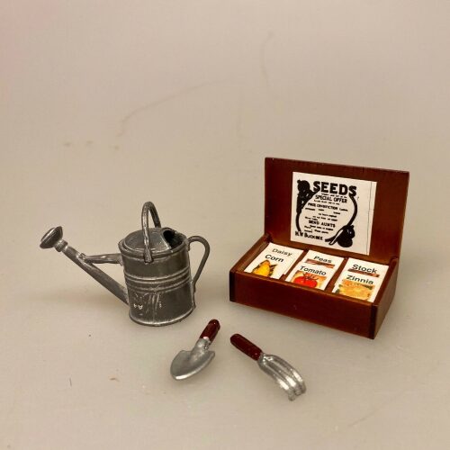 Miniature Haveredskaber - planteske og rive, Miniature Kasse med frøposer grøntsager, hjemmedyrkede, grøntsager, havearbejde, frøposer, blomsterfrø, grøntsagsfrø, forspiring, udplantning, havearbejde, biti, ribe, miniaturer, tomater, drivhus, gavekort, gaveide, symbolsk, gave, sangskjuler