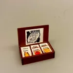 Miniature Kasse med frøposer grøntsager, hjemmedyrkede, grøntsager, havearbejde, frøposer, blomsterfrø, grøntsagsfrø, forspiring, udplantning, havearbejde, biti, ribe, miniaturer, tomater, drivhus, gavekort, gaveide, symbolsk, gave, sangskjuler