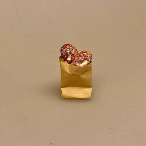 Miniature Pose brunt papir med brød, bager, bagerbutik, bagerpose, brødpose, dukkehus, dukkehusmad, dukkehus, tilbehør, mad, bagværk, gavekort,, bagekursus, sangskjuler, gaveide, biti, ribe