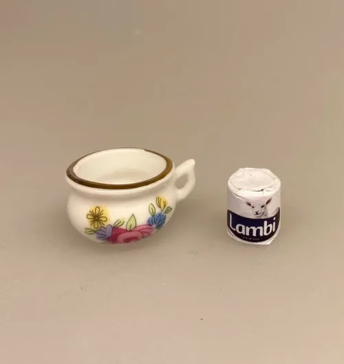 Miniature Potte med roser, natpotte, nat, tissepotte, tissetrængende, drukket af potten, badeværelse, bad, dukkehus, nissebo, nissedør, nissetilbehør, dukkehusting, dukkehustilbehør, biti, ribe