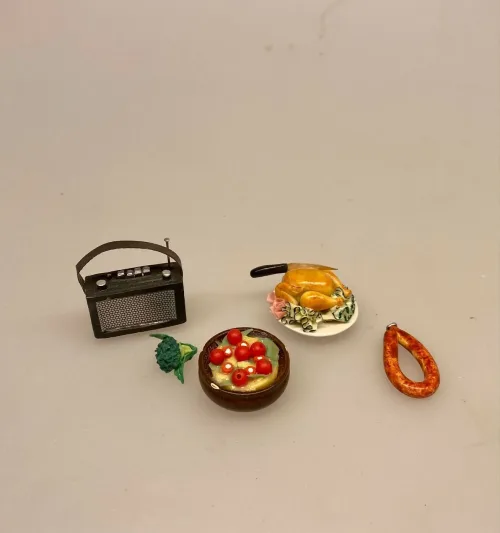 Miniature Salatskål, italien, italiensk, mad, tomatsalat, mozarella, caprese, grønt, dukkehus, tilbehør, dukkehusmad, dukkemad, legemad, sangskjuler, gavekort, rejsegavekort, toscana, lucca, biti, ribe, rom, sienna,