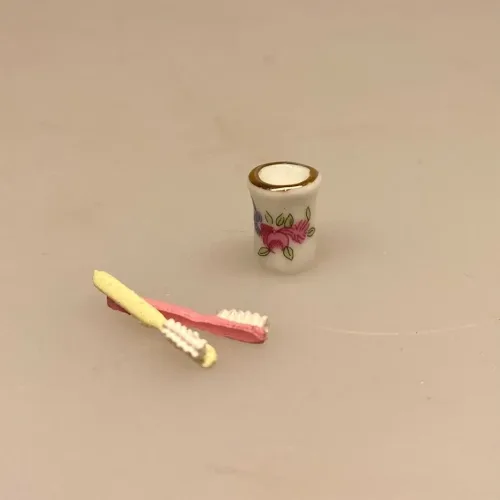 Miniature Tandkrus med roser, Miniature Tandpasta tube, tandbørstning, du skal børste dine tænder, dukkehuset, nissebo, tandlæge, badeværelse, dukkehustilbehør, dukkehusting, sangskjuler, klinikassistent, dentist, ordentolog, gebis, personlig, symboslk, gave, gavekort, færdiguddannet, nyt job, konfirmation, konfirmand, sjov, spas, tandpastatube, biti, ribe