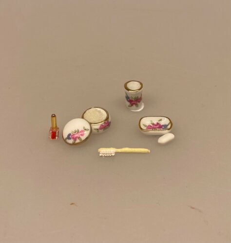 Miniature Vatdåse med roser, porcelænsdåse, badeværelse, tilbehør, bad, gå glad i bad, bodouir, dameting, dukkehusting, dukkehustilbehør, biti, ribe