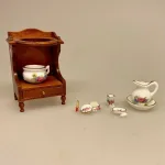 Miniature Vatdåse med roser, porcelænsdåse, badeværelse, tilbehør, bad, gå glad i bad, bodouir, dameting, dukkehusting, dukkehustilbehør, biti, ribe