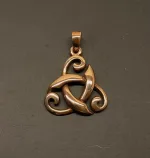 Vikinge vedhæng i bronze - De Tre Flige Buet, magisk, tal, tre, treenighed, vikingesmykke, vikinger, vedhæng, bronze, museumssmykke, museums, kopi, smykke, halskæde, keltisk, ægte, triskele, triscal, biti, ribe, amulet