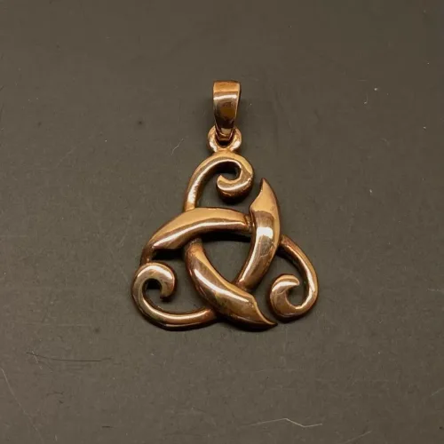 Vikinge vedhæng i bronze - De Tre Flige Buet, magisk, tal, tre, treenighed, vikingesmykke, vikinger, vedhæng, bronze, museumssmykke, museums, kopi, smykke, halskæde, keltisk, ægte, triskele, triscal, biti, ribe, amulet