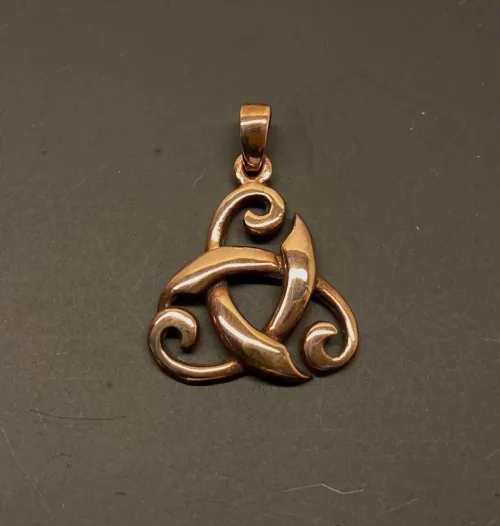 Vikinge vedhæng i bronze - De Tre Flige Buet, magisk, tal, tre, treenighed, vikingesmykke, vikinger, vedhæng, bronze, museumssmykke, museums, kopi, smykke, halskæde, keltisk, ægte, triskele, triscal, biti, ribe, amulet