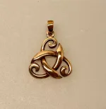 Vikinge vedhæng i bronze - De Tre Flige Buet, magisk, tal, tre, treenighed, vikingesmykke, vikinger, vedhæng, bronze, museumssmykke, museums, kopi, smykke, halskæde, keltisk, ægte, triskele, triscal, biti, ribe, amulet