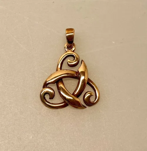 Vikinge vedhæng i bronze - De Tre Flige Buet, magisk, tal, tre, treenighed, vikingesmykke, vikinger, vedhæng, bronze, museumssmykke, museums, kopi, smykke, halskæde, keltisk, ægte, triskele, triscal, biti, ribe, amulet